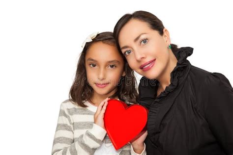 el amor entre el concepto de madre e hija madre e hija sosteniendo un corazón rojo imagen de