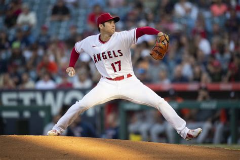 Shohei Ohtani Leaves Game With Apparent Injury After Giving Up Back To