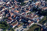 Luftaufnahme Vilsbiburg - Stadtplatz mit historischen Hausfassaden in ...