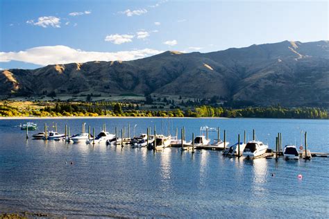 Barcos no lago Wanaka próximo à cidade de Wanaka na região de Otago