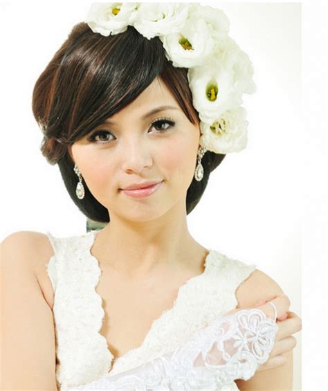 Весільна зачіска від тетяни кшик. Trendy Asian wedding hairstyle with white fresh flowers ...