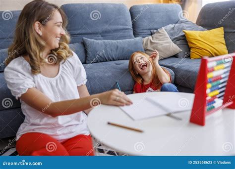 Moeder En Dochter Die Plezier Hebben In Het Studeren En Huiswerk Stock