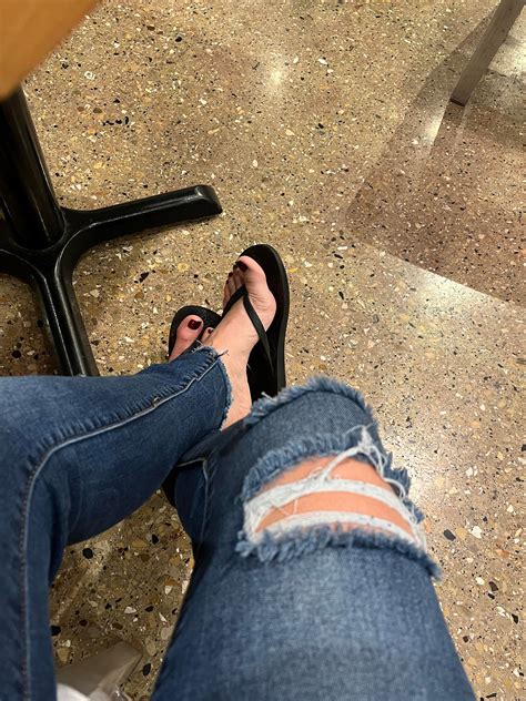 my favorite combo…jeans and flip flops r femaleflipflops