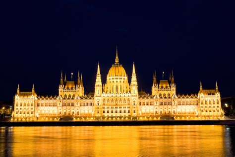 In a prime budapest location, our hotel parlament has been welcoming its guests since 2006 join us in our hotel parlament and make yourself comfortable after a long day exploring the city. Parlament - Budapest Műmelékek