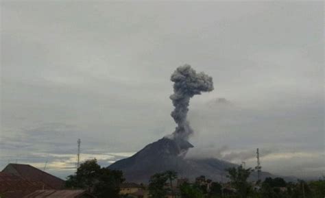 gunung sinabung kembali erupsi abu vulkanik setinggi 2 000 meter indoposco