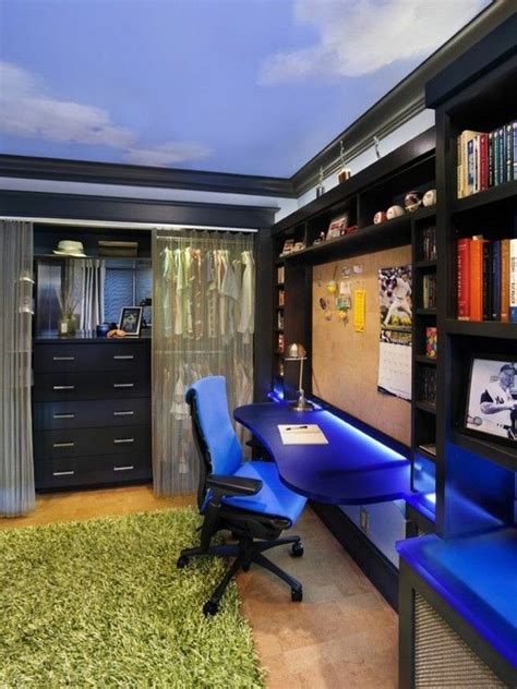 Petit espace ou beaux volumes : chambre d'ado garcon avec meuble en noir, tapis vert ...