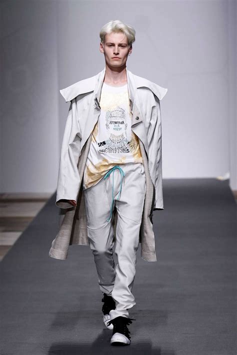 .gold isotope 197 au how many electrons, protons, and neutrons are in a neutral 197 au atom? AU 197 sm Fall-Winter 2018 Couture Collection | Male Fashion Trends