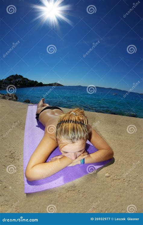 Mujer Joven Tomando El Sol En Una Playa Imagen De Archivo Imagen 26932977