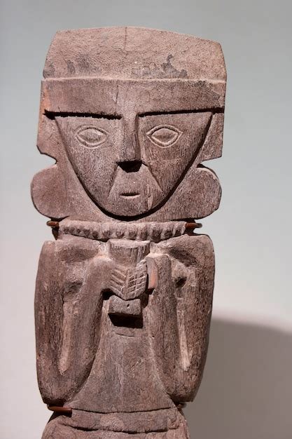 Estatua De Madera Precolombina En El Museo De Arte Precolombino Cuzco