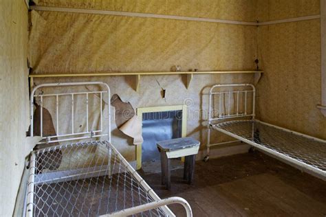 Aufgegebenes Bett Im Schlafzimmer Verlassene Sleighton Bauernhof