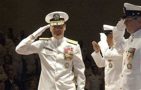 Konteradmiral Jeffrey L Fowler Radm Von Der Us Navy Usn Salutiert