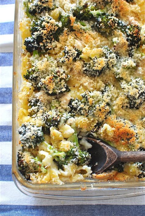 This combination of rigatoni, broccoli and chicken is a perfect fast, delicious dinner option. Chicken and Broccoli Alfredo Bake | Easy pasta recipes, Dinner recipes, Food recipes
