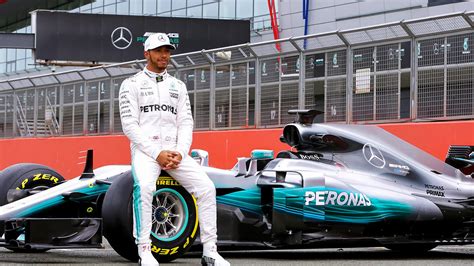 Rennsportler lewis hamilton aus großbritannien hat seinen vertrag bei mercedes verlängert, gab der rennstall am samstag bekannt. Hamilton appeals for F1 social media use during Mercedes ...