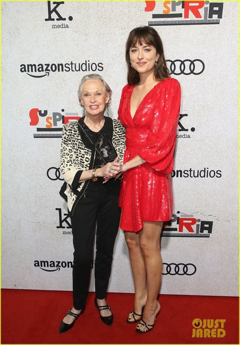 Photo Dakota Johnson Stuns At Suspiria Premiere Alongside Grandma Tippi Hedren 04 Photo