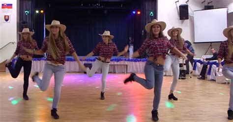 6 Cowgirls Show Off Their Best Dance Moves On The Dancefloor Inner