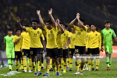 The heated political conflict between victims in the 1960s transmitted disease to the football field. Ayuh gempitakan Stadium Nasional lawan Indonesia