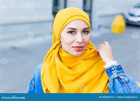 Hermosa Mujer árabe Musulmana Con Hiyab Amarillo Elegante Retrato De Cara Femenina Sobre Calle