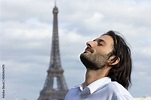 portrait d'un jeune homme qui se relaxe les yeux fermés à Paris avec la ...