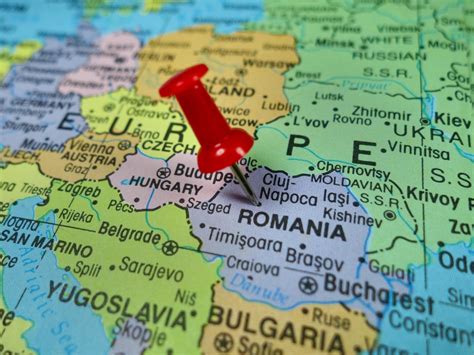 România) رسمِياً جُمهُورِيَّة رُومَانِيا هِي دولة أُورُوبِّيَّة فِي شِبه جزِيرَة البلقان جنُوب شرق أورُوبا شمال نهرِ الدَّانُوب عاصِمتُها مدِينة بُوخارِست. كل ما ينبغي معرفته قبل السفر إلى رومانيا - | هوليداي-مي
