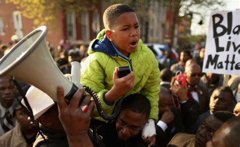 A decentralized grassroots movement, black lives matter is led by activists in local chapters who organize their own campaigns and programs. Klasse Gegen Klasse - Black Lives Matter - Rassismus und ...