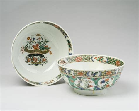Pair Of Chinese Export Porcelain Famille Verte Bowls Ninete