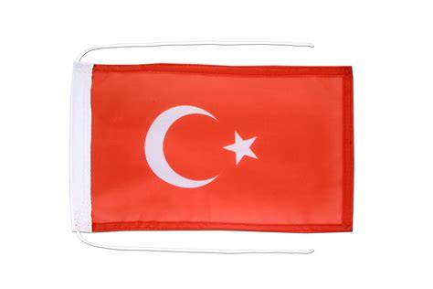 Retrouvez le drapeau de la turquie, conçu avec une sérigraphie professionnelle pour obtenir des couleurs éclatantes et durer dans le temps ! Petit drapeau cordelettes Turquie - 20x30 - M. Drapeaux