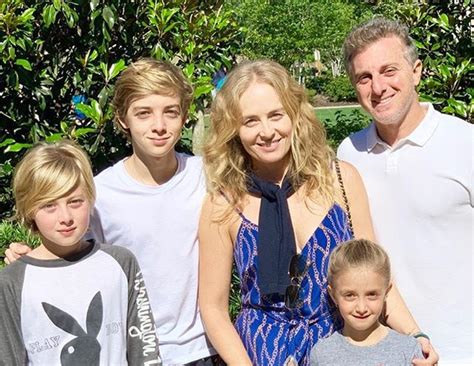 5 de 5 ezequiel mostra o som das abelhas para. Angélica e Luciano Huck posam em família para celebrar a ...