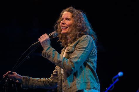 Review Edie Brickell And New Bohemians At The Heights Theater Houston