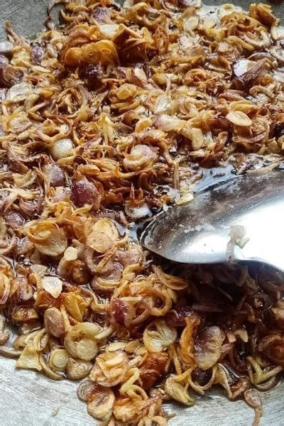 Masukkan sedikit demi sedikit dan kacau 3 ulas kecil bawang putih. Buat Bawang Goreng Sendiri, Lebih Rangup & Sedap