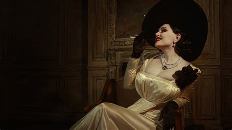 This Resident Evil Cosplayer Takes Lady Dimitrescu Cosplay To A Whole