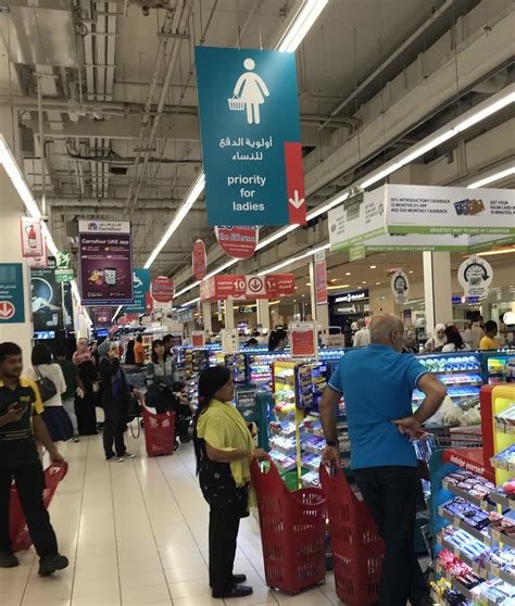 This Supermarket In Abu Dhabi Has A Lane That Has A Priority For Ladies