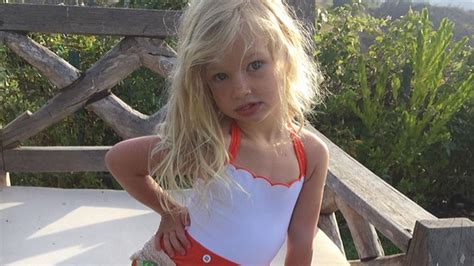Mini Blondine Jessica Simpsons Tochter 3 In Model Pose Promiflashde