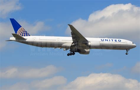 United Airlines Boeing 777 322er N2333u V1images Aviation Media