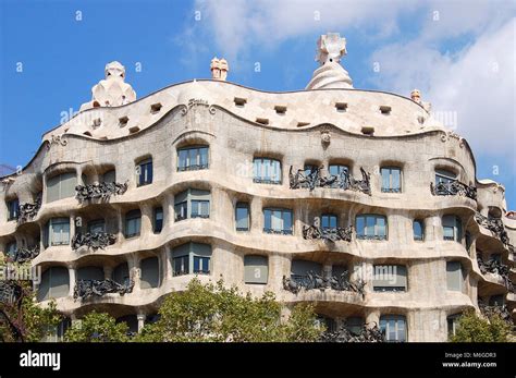 La Fachada De Piedra Ondulante De La Casa Milà El último Edificio De