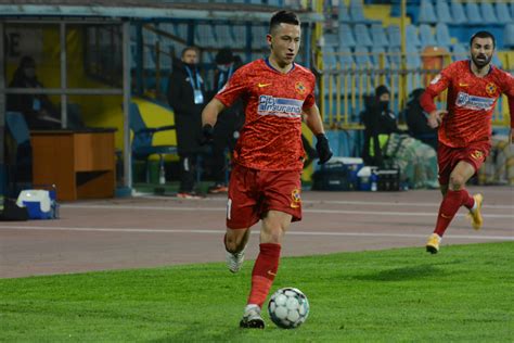 Fc fcsb (16 títulos), dinamo bucurești (14 títulos), universitatea craiova cs (4 títulos), rapid fc, fc argeș pitești y fc uta arad (2 títulos cada uno) y petrolul ploiești (un título). FCSB - UTA. Recordul lui Moruțan - Avancronică - LPF