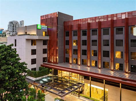 The hotel is easily accessible from both suvarnabhumi airport & don mueang international airport, at only 30 & 40 minutes away respectively and is ideally placed to suit business or leisure visitors to. Holiday Inn Express Bangkok Sathorn - Silom Hotel by IHG