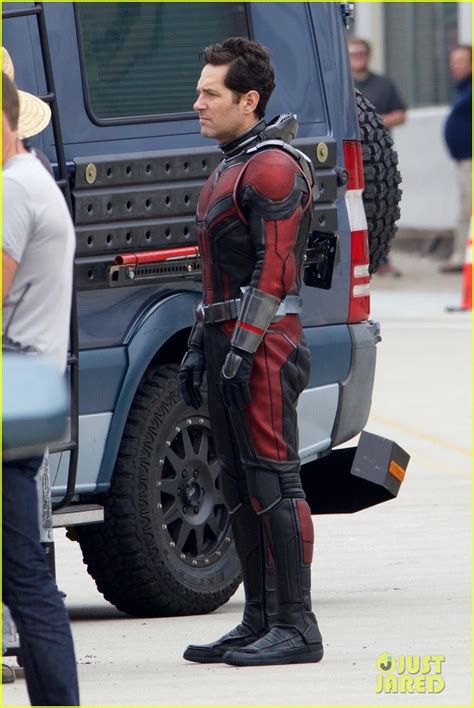 Paul Rudd Runs In Costume On The Set Of Ant Man And The Wasp First Look Photo 3972063