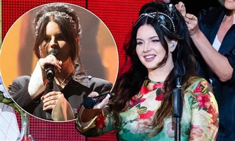 Lana Del Rey Breaks Her Silence On Her Controversial Glastonbury Gig After Arriving On Stage 30