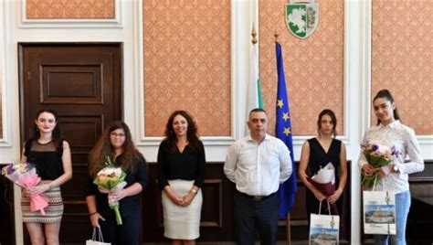 Четири ученички, завършили с отличие, бяха наградени в Сливен