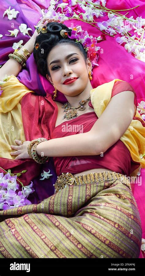 Beautyful Thai Woman Wearing Thai Traditional Clothing Beautiful Woman