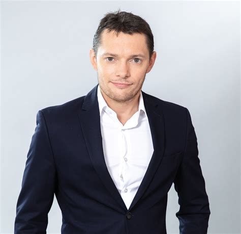 With limited opportunities and resources, he enlisted in the military. Yvelines. Jean-Baptiste Nicolle règle vos litiges sur M6 ...