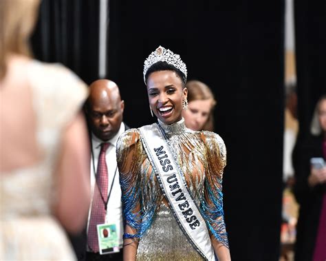People Are Thrilled That South Africa S Zozibini Tunzi Was Crowned Miss Universe 2019