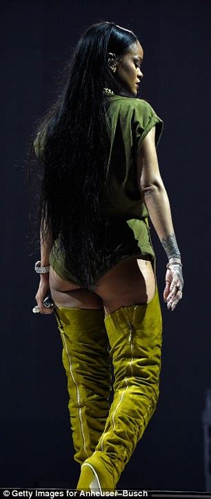 Rihanna Flaunts Her Behind During Anti World Tour Performance In