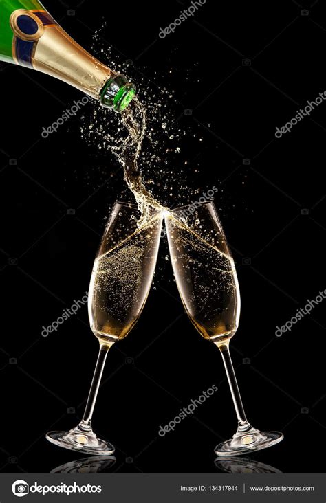 Два бокала шампанского с бутылкой на черном фоне стоковое фото ©jag cz 134317944