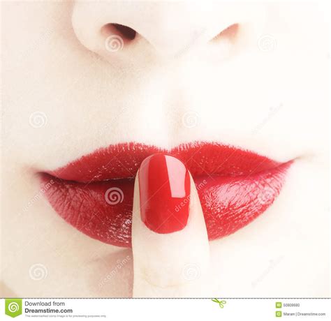 Rote Lippen Mit Dem Finger Bringen Zum Schweigen Stockfoto Bild Von