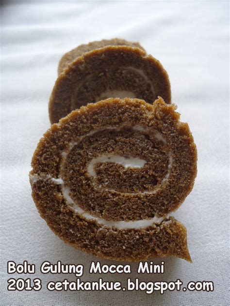 Roll cake) adalah kue bolu yang dipanggang menggunakan loyang dangkal, diisi dengan selai atau krim mentega kemudian digulung. cetakan kue: Bolu Gulung Mocca Mini