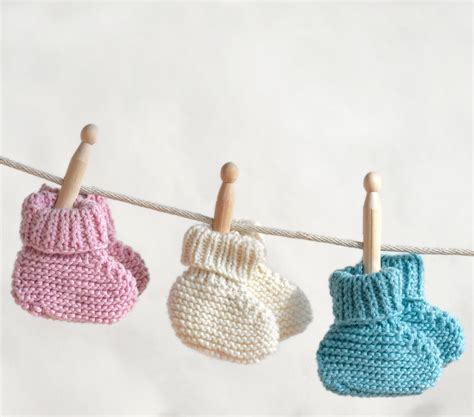 The best knitted booties for your babies, you can choose from these models. Simply Sweet Baby Booties | AllFreeKnitting.com