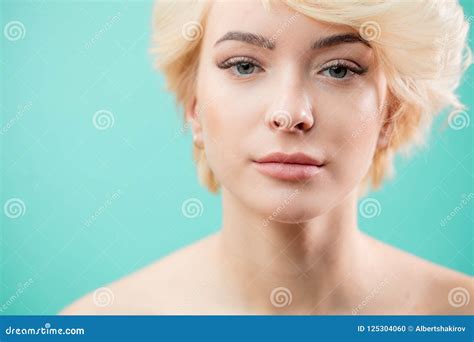 Fille Blonde Impressionnante Nue Avec De Beaux Longs Cils Photo Stock