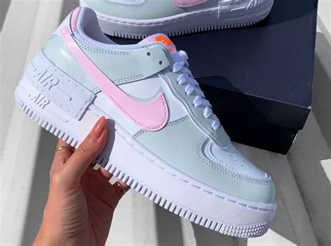 The low sneaker was realised in '83 (a year after the high top) and caught the attention of the sneakerhead community; Que vaut la Nike Air Force 1 AF1 Shadow White Pink Grey ...