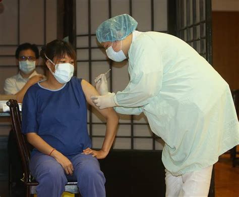 Jun 08, 2021 · 台灣疫情嚴峻、疫苗短缺，目前僅開放第一類至第三類人接種。美國一名華裔醫師justin yang直言對台灣疫苗施打順序感到失望，認為不能只單單以. 8萬警察值勤太危險 新冠疫苗接種順序升至第2類 - 生活 - 中時